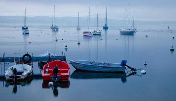 Segelbåtar i gryningen. — Stockfoto