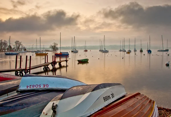 Segelbåtar i gryningen. — Stockfoto