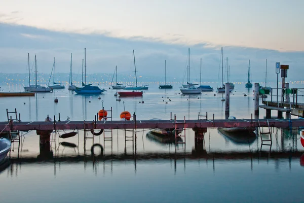 Pier och segelbåtar — Stockfoto