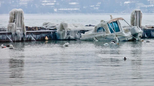 Замороженные лодки и причал — стоковое фото