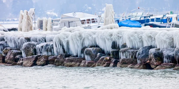 Bevroren boten en pier — Stockfoto