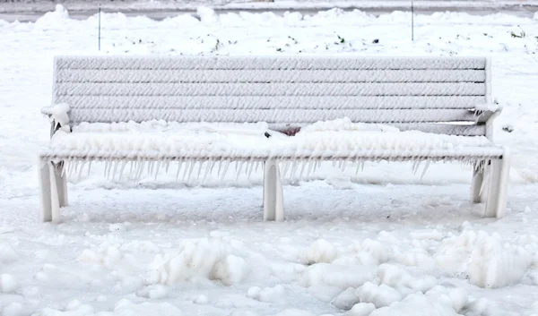 Замороженная скамейка — стоковое фото