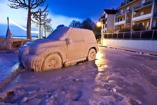 Eisbedecktes Auto — Stockfoto