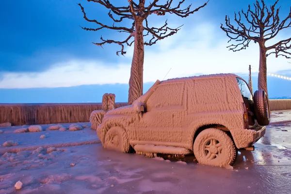 Eisbedecktes Auto — Stockfoto