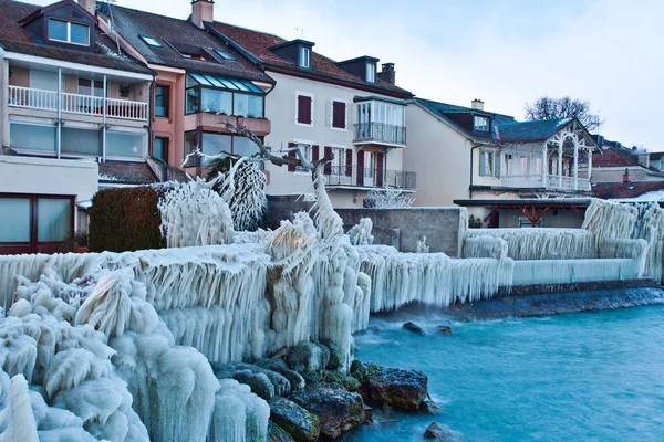Ijzige waterkant, meer van Genève, Zwitserland — Stockfoto