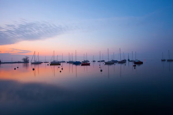 Sonnenaufgang und Segelboote — Stockfoto