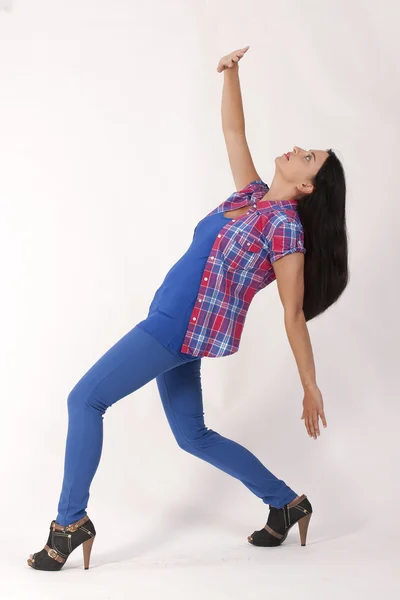 Dansande flickor i trendiga kläder — Stockfoto