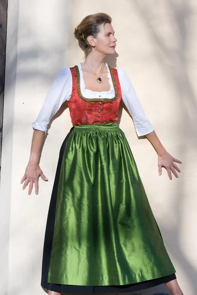 Velha mulher bávara em vestido tradicional — Fotografia de Stock