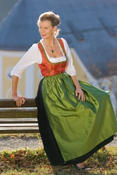 Vieille femme bavaroise en robe traditionnelle — Photo
