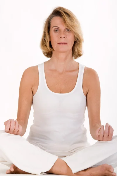 Older woman doing yoga — Stock Photo, Image
