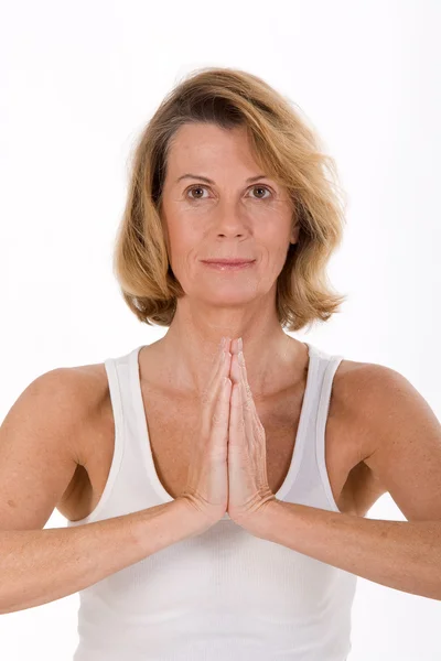 Oudere vrouw doen yoga — Stockfoto