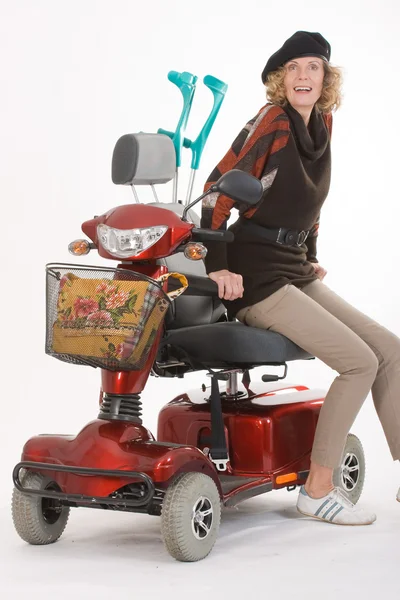 Mulher idosa com deficiência com scooter — Fotografia de Stock