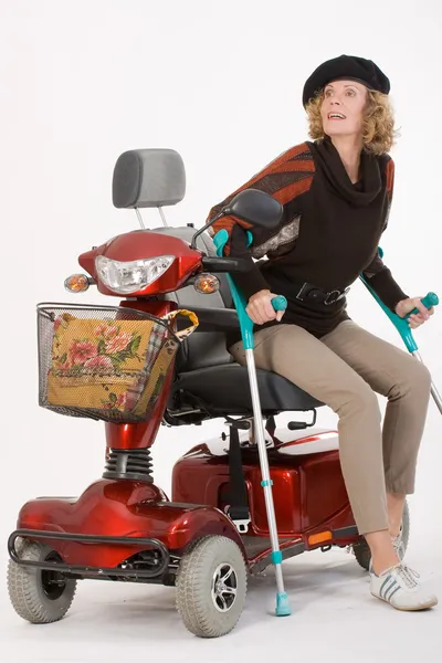 Engelli yaşlı kadın koltuk değneği ile — Stok fotoğraf