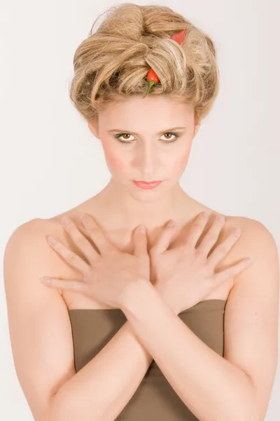 Attraktive Frau mit Haargemüse und Obstkette — Stockfoto