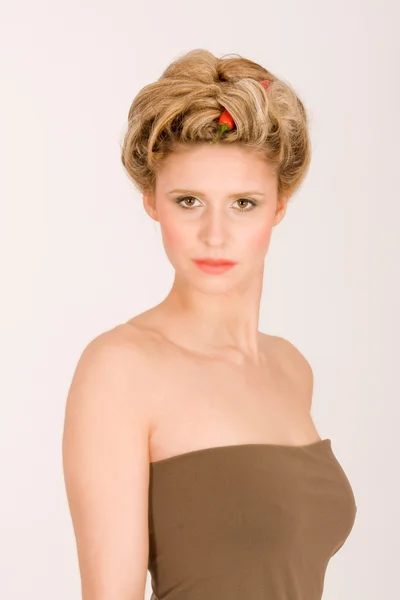 Attraktive Frau mit Haargemüse und Obstkette — Stockfoto
