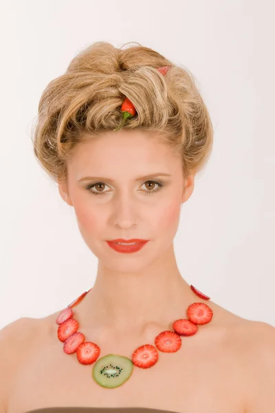 Het blondin med jordgubb-kiwi — Stockfoto
