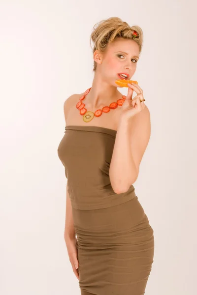 Atraktivní blondýnka mladá žena s jahoda kiwi — Stock fotografie