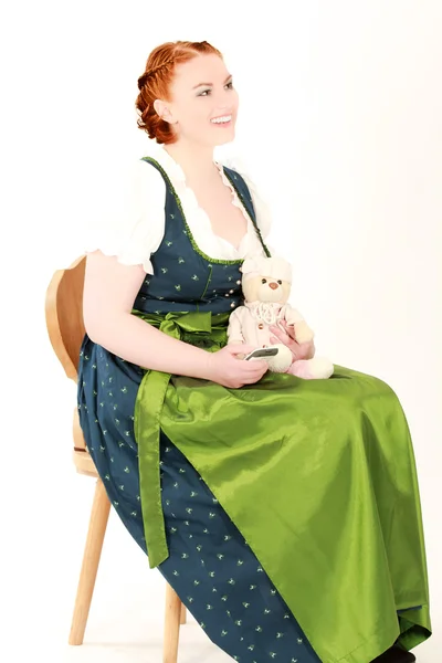 테 디 베어와 함께 전통적인 드레스 여자 — 스톡 사진