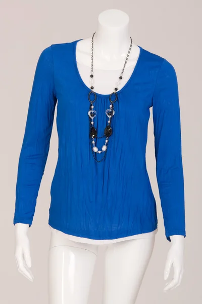 Blue T-shirt with chain — Stockfoto