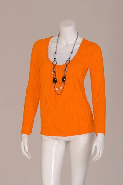 Oranje t-shirt met ketting — Stockfoto