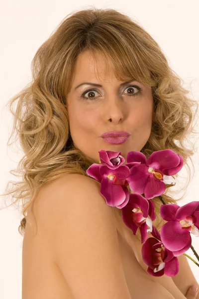 Retrato de mulher com orquídea e beijo — Fotografia de Stock