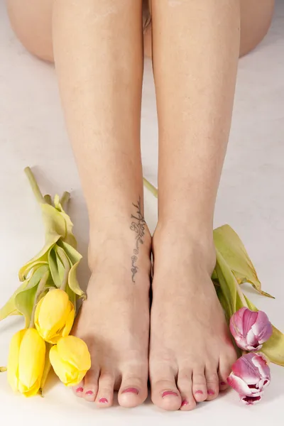 Pés e tulipas — Fotografia de Stock