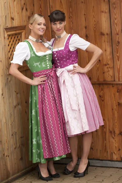 Bayerska flickor i kostym — Stockfoto
