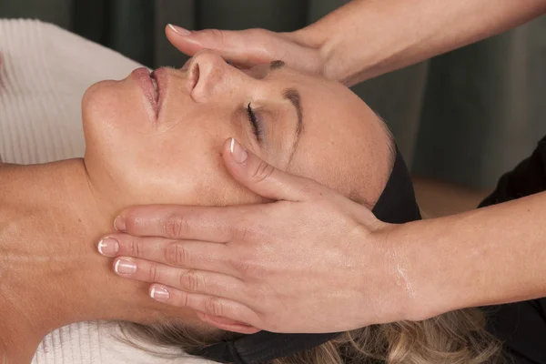 Récupération d'un massage de la tête — Photo