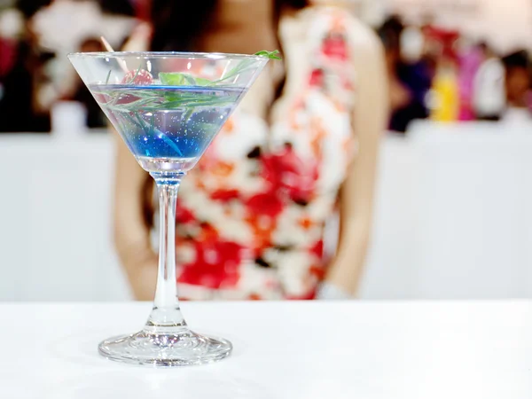 Een glas van ole cocktail met een sexy meisje op achtergrond — Stockfoto