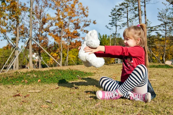 Маленька дівчинка з іграшкою з білого ведмедя — стокове фото