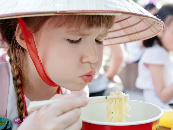 Jeune fille mangeant des spaghettis de style coréen au restaurant — Photo