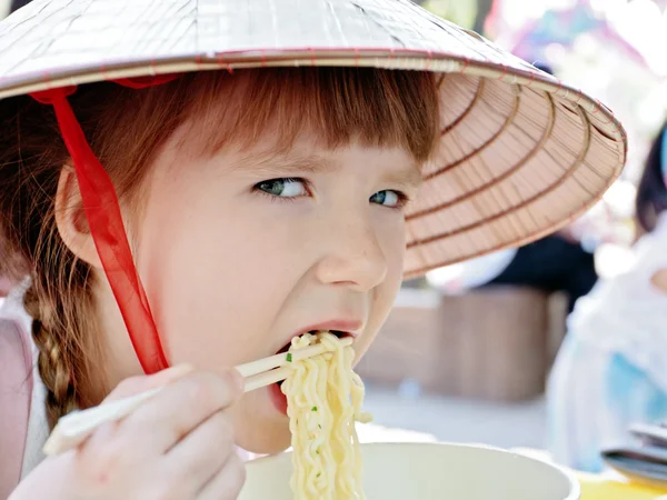 小女孩吃韩式意大利面 (拉面) — 图库照片