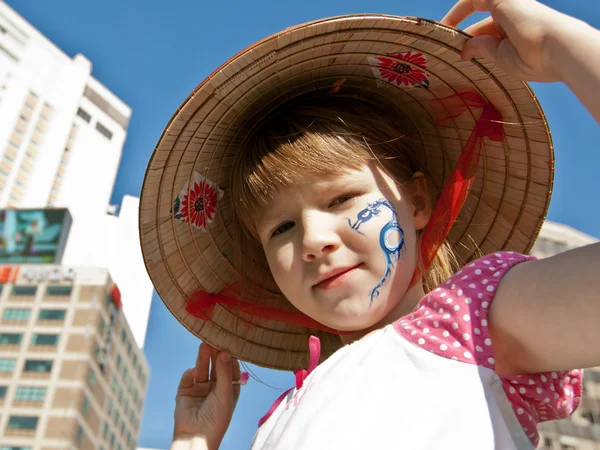 Portrait d'une fille en chapeau avec peinture sur son visage — Photo