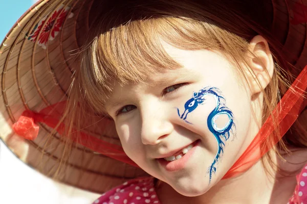 Ein Mädchen mit Drachen-Tätowierung" — Stockfoto