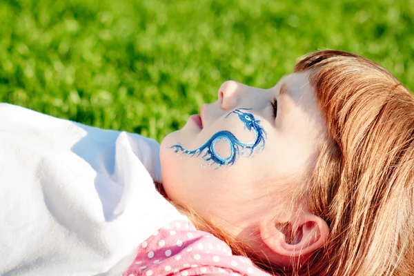 Portrait d'une jeune fille avec dragon bleu sur le visage — Photo