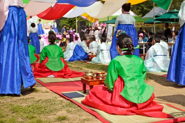 Geleneksel Kore (hanbok) elbiseyle çay töreni kadınlarda