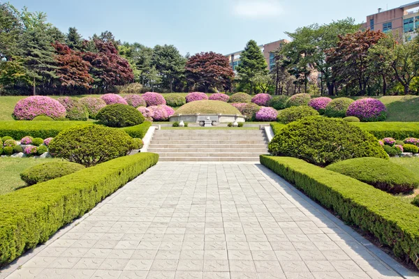 Manicured garden around the tomb — Stock Photo, Image