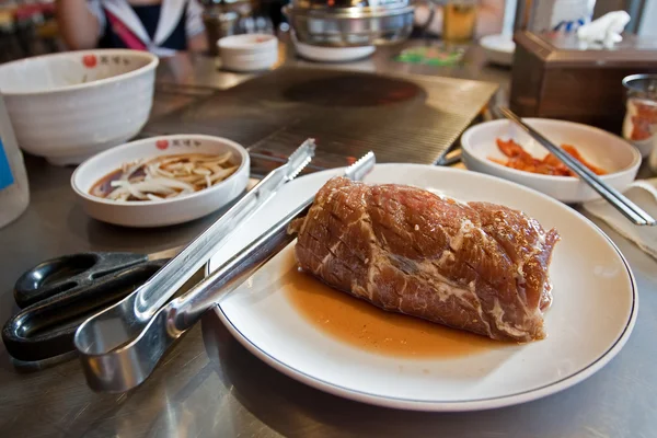 Um pedaço de carne fresca para churrasco em um prato branco — Fotografia de Stock