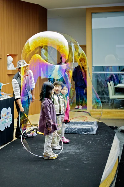 Performance de bulle de savon publique pour les enfants — Photo