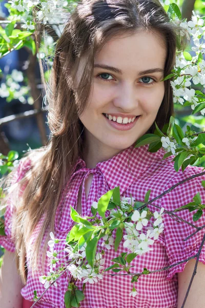 Krásná dívka byla kvetoucí zahrady — Stock fotografie