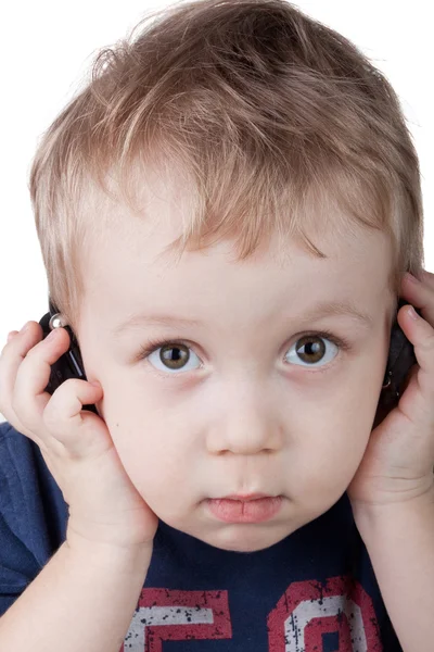 Pojke lyssnar på musik — Stockfoto