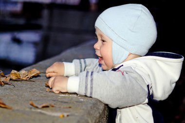 oğlan gülümsüyor