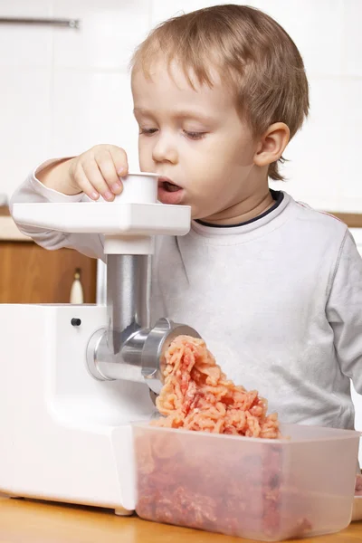 Niño pequeño cortando carne —  Fotos de Stock