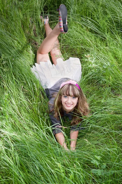 Yeşil çimenlerin üzerinde güzel bir kız — Stok fotoğraf