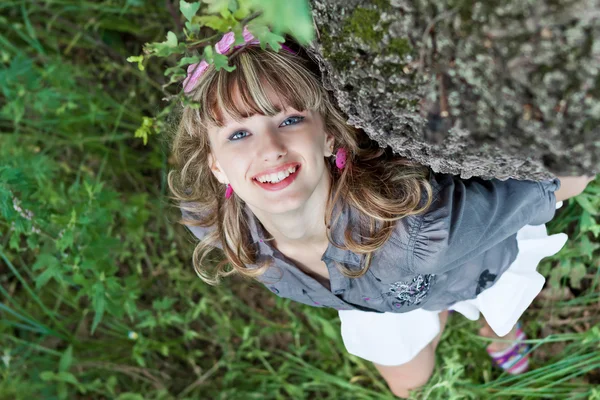 Ritratto sorridente ragazza adolescente — Foto Stock