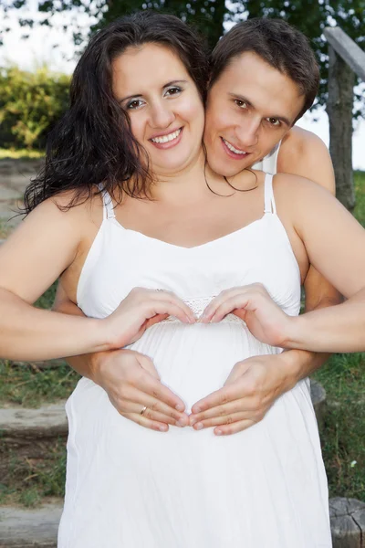 怀孕夫妇 — 图库照片