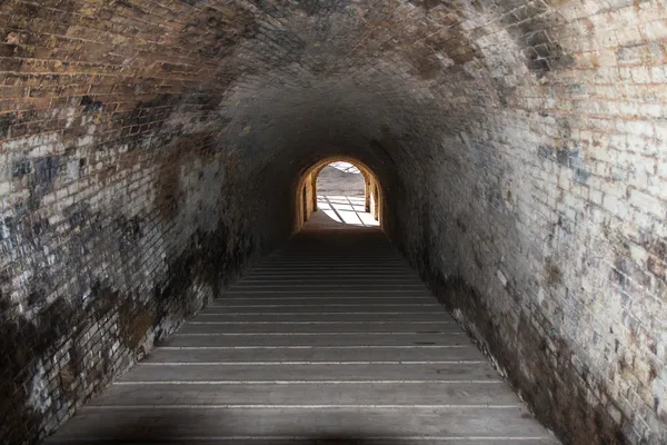 Гранж тунель вхід — стокове фото