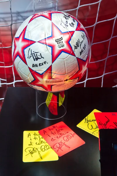 ボールの fifa ワールド カップと審判のカード — ストック写真