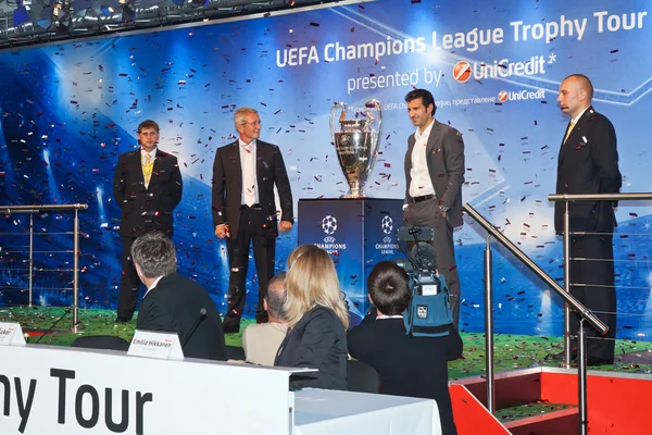 Om de presentatie uefa champions league trophy — Stockfoto