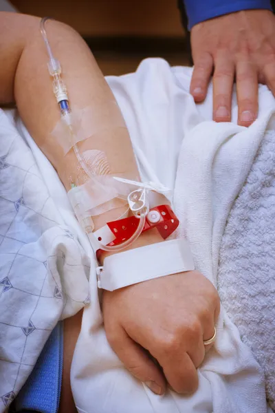 Paciente con una perfusión en el brazo —  Fotos de Stock